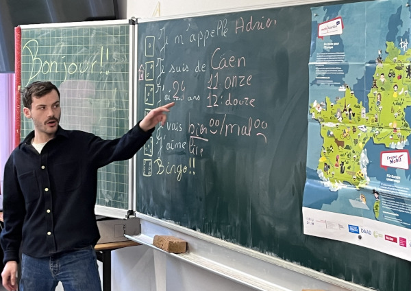 Adrien Cauchois erklärt französische Begriffe an der Tafel